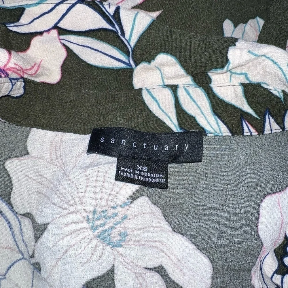 Sanctuary NWOT Ladies XS 100% Rayon Floral Button Up Blouse Top Short Sleeve